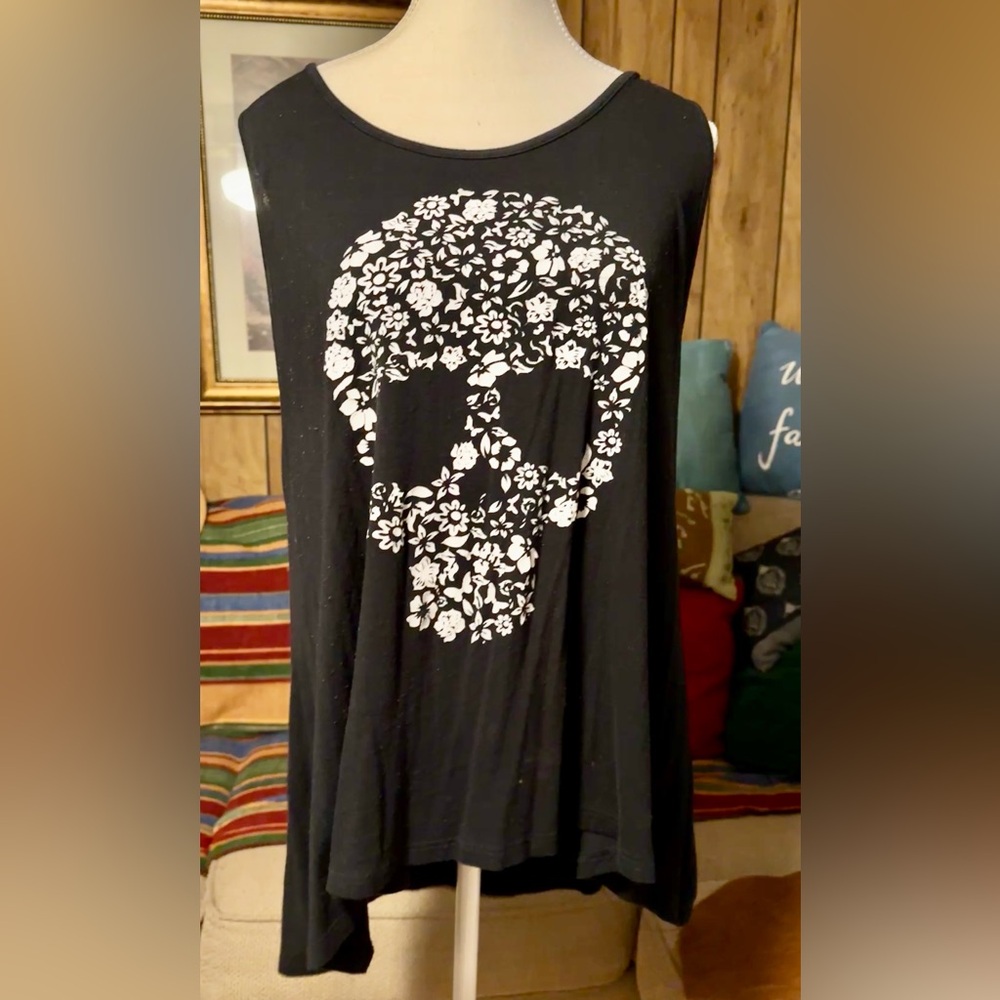 Magic Fit Oversized Black Graphic Tank Top with White Floral Skull, 2X